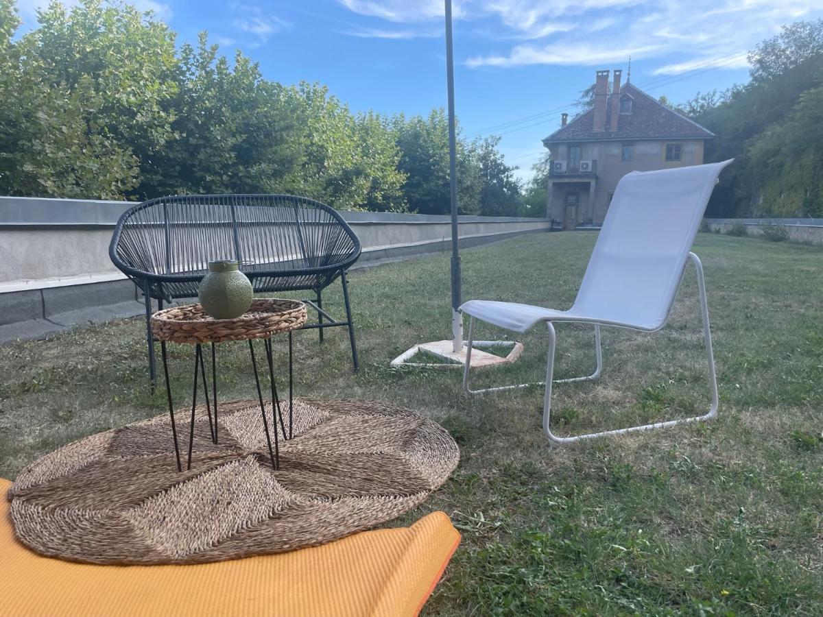 Jolie Cabane Avec Jacuzzi Pour Les Amoureux De La Nature Tullins Exterior foto